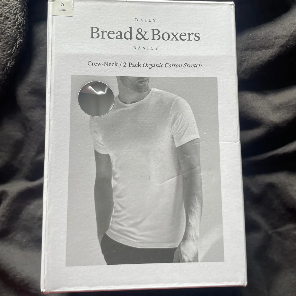 2 pack T-shirt från bread and boxers i storlek s. Aldrig använda bara testade. Slim fit. Rätt tajta i storleken. De har legat i den kartongen som man ser på första bilden. Därför är de så skrynkliga men det går att stryka. Nypris 500kr.. T-shirts.