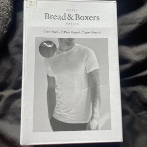 T-shirt  - 2 pack T-shirt från bread and boxers i storlek s. Aldrig använda bara testade. Slim fit. Rätt tajta i storleken. De har legat i den kartongen som man ser på första bilden. Därför är de så skrynkliga men det går att stryka. Nypris 500kr.