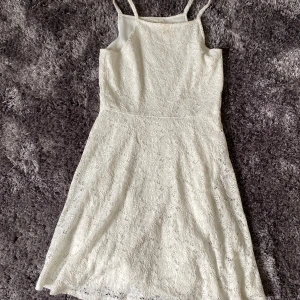 Söt sommar klänning  - Super söt sommar klänning från Kappahl. Strl 164 men passar mig som har xs-m. Priset är + frakt. Använd inte köp nu utan kontakta mig privat vid intresse.