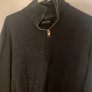 Zip tröja  - En zip tröja från jack and jones i väldigt bra skick.