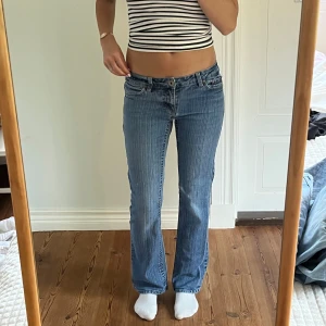 Lågmidjade jeans  - Lågmidjade vintage jeans.  Jag på bilden är 170cm.  Midjemåttet: 39cm (rätt över )  Inerbenslängd: 78cm Inga defekter 💕 använd dig utav köp nu🫶
