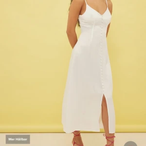 Fin sommarklänning från nakd - Säljer denna fina midiklänning från nakd. Storlek 36 och lappen sitter kvar. Klänningen är lite skrynklig nertill men går lätt att stryka. Köparen står för frakt💕