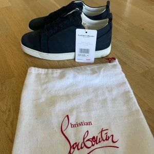Christian Louboutin 44 - Tja! Säljer nu mina mörkblåa loubs i storlek 44. Skorna passar 44-45. De är i toppen skick och använda 5-10 gånger. Hör av er vid fler frågor!