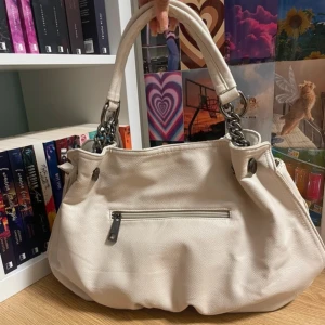 Vintage vit väska - Väska köpt på vinted, lädret är smuligt vid kanterna. Skriv för frågor