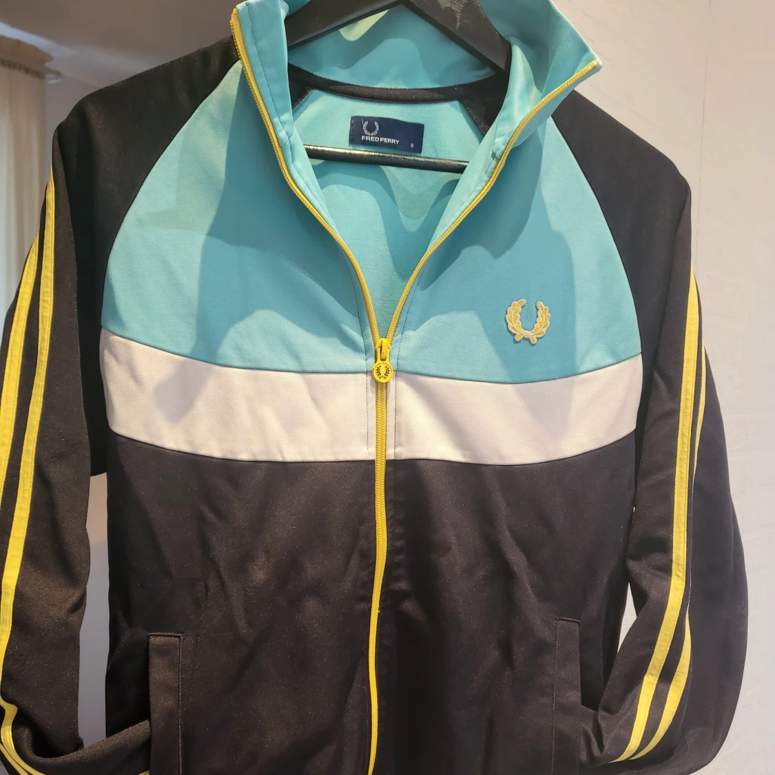 Fred Perry kofta.
