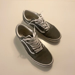 Vans grå - Säljer mina vans till en bra peng, rätt bra skick bara lite smuts som kan tvättas bort