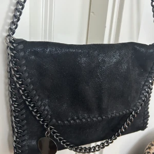 Stella mcartney väska - Säljer denna väska pågrund av att jag inte använder den längre, har använt den 3-4 gånger💕