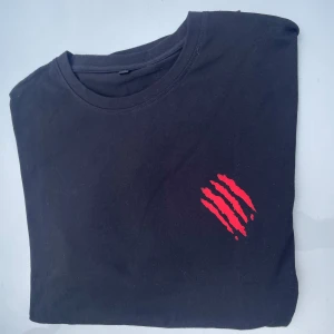 Bulkin Bear - Detta är en oversized gym t-shirt som passar alla med fokus på kvalité och bekvämlighet. Finns i storlekarna S-XXL 100% bomull För den som gillar riktig oversize rekomenderas att gå upp en storlek. 20% rabatt vid köp av 2st