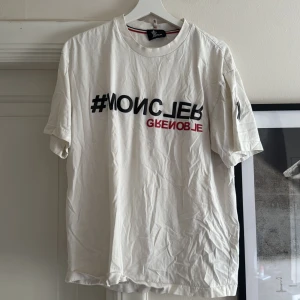 Moncler T-shirt  - Köpt på Nk 