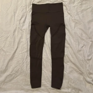 Träningstights  - Säljer dessa bruna träningstights i storlek s/m. Dom är stretchiga. Använda 1 gång. 