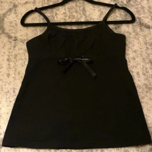 Svart linne  - Ett svart linne, Man kan ta upp rosetten och knyta den tightare om man vill, Och går att knyta om💖