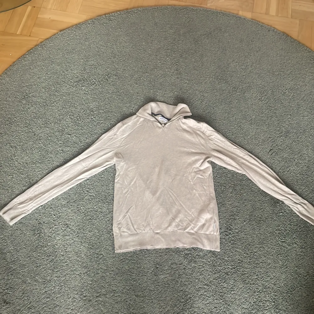 Säljer min halfzip tröja från Jack & Jones, 10/10 skick använd ett få tal gånger. Kom med bud priset är inte hugget i sten!. Tröjor & Koftor.