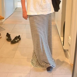 Randig långkjol - Randig långkjol i superskönt material! Skriv för fler bilder