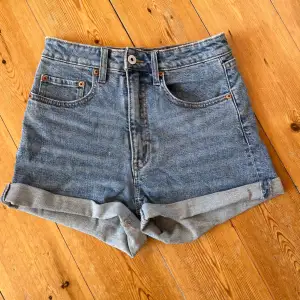  Högmidjade jeansshorts från H&M  Lite styvare jeansmaterial men har lite lite stretch i sig Missfärgad storlekslapp annars fina