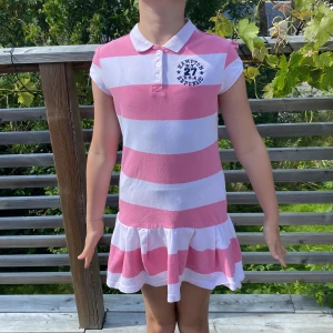 Hampton Republik Polodress  - Cotton dress i serien Hampton Republic från Kappahl 98% Cotton/ 40c tvätt 