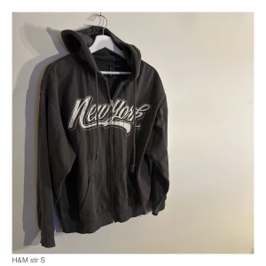 Grå hoodie med zip - Snygg från Hoodie med zip och tryck. 