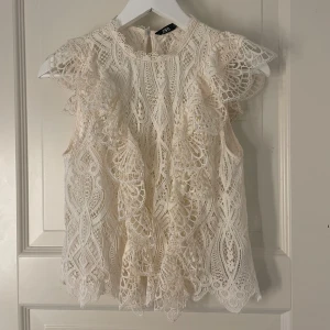 Spets topp - Fin spetstopp från zara i perfekt skick 