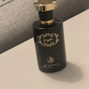 Parfym - Lite svårt att beskriva exakt hur den luktar men skulle säga vanilj typ.