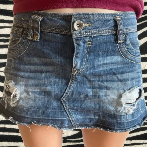 Lågmidjad jeanskjol - Super söt lågmidjad hålig jeanskjol!!🍸💋🙌 Frf osäker på om jag ska sälja den!! men kom gjärna med prisförslag🥰🙌