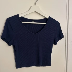 T-shirt - Säljer denna tröja som är köpt från shein, använd lite men inte mycket säljer den pågrund av att den inte kommer till användning. Hör av er🌸