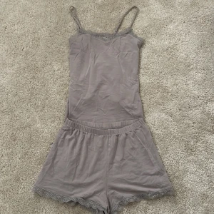 Pyjamas set - Säljer de här pyjamas settet som är köpt från H&m. Hela settet är i storlek xs och det är knappt använt, säljer de pågrund av att de är för litet🌸hör av er!