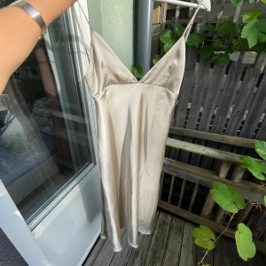 Zara midi klänning - Slip klänning från Zara. Endast använd två gånger. Den går nästan ner till fötterna på mig som är 176cm🥰