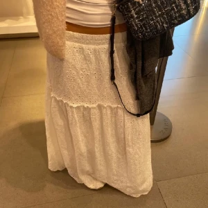 Super snygg vit lång kjol - Köptes på PLICK men har aldrig använts 💓  Finns kvar tills någon har tryckt på ”köp nu”, har ganska stretchigt material så passar S/M (LÅNAD BILD)