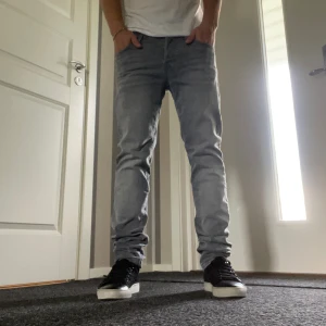 Jack & Jones Slim Glenn  - Ett par Jack & Jones Jeans i modellen Slim Glenn | Superfint skick, köpta för 900kr | Skriv vid frågor eller fler bilder 🤩