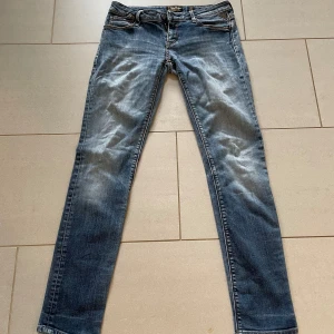 Replay jeans - Replay jeans 👖✅ Dem är i toppen skick👍 Dem är i storlek xs så skulle säga du som är 160-165 skulle passa dem bra 👍  Tar även byten✅✅ Säljer dem för lite för behöver pengar så snabbt som möjligt👍✅