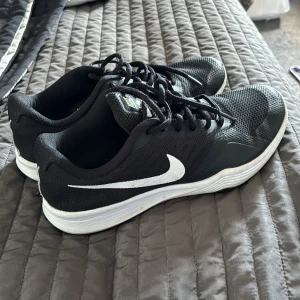Nike skor - Säljer ett par nästintill oanvända Nike skor, har bara använts inomhus dessutom. Mycket fint skick, hör av er vid frågor