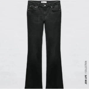 Zara low waist jeans - Byxorna är i bra skick och i storlek 32, men jag skulle säga att dom mer är som en 34/36