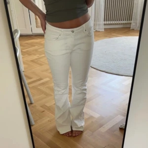 Vita jeans - Använda en gång bara, storlek 38 men passar mid med ungefär 36/small