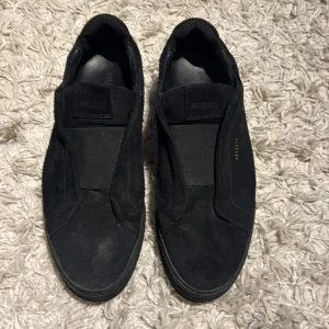 Axel arigatos - Tja. Säljer dessa hel svarta Axel arigatos. Nästan oanvända använt i 1 månad. Skick 8/10. 