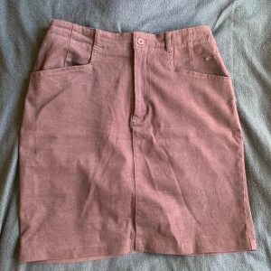 Brun kjol  - Mjukt material, fickor på sidan och en liten brodering på ena sidan. Inga defekter. Nästan stretchigt material 