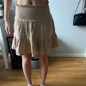 Kjol från NA-KD - Beige kjol från NA-KD som aldrig blivit använd