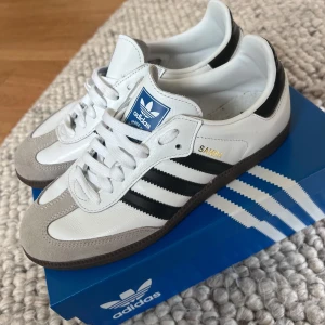 Adidas Samba OG stl 39 1/3 - I skick som nya, endast använda några få gånger. Box o tagg kvar. Trendiga snygga skor. Säljs för 850kr. 