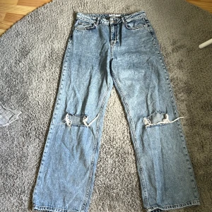 Jeans  - Jeans från NAKD i strl 40. Vida ben med hål vid knäna.  Använda men bra skick 