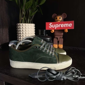 Lanvin skor | Uk 6/40 - Supersnygga Lanvins i storlek 40 men passar upp till 42! Sä passar alltså både 41 och 42. Dem är i 9/10 skick och helt nya extra skosnören följer med! Säljer dem at min bror. Skriv vid frägor eller annat!