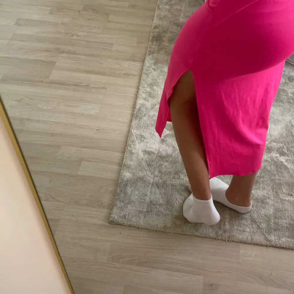 Heejj! Jag säljer denna superfina neon rosa klänningen! Den har inga defekter och är aldrig använd💗Den har en liten slits på sidan av ena benet dessutom och en är superfin i ryggen💕. Mekot.