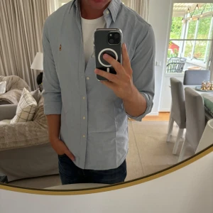 Ralph Lauren skjorta - Hej, säljer nu min fina Ralph Lauren skjorta storlek M slimfit. Den är i bra skick och kommer vara otroligt snygg i sommar. Nypris 1500kr! Vi kommer att sälja liknande produkter nu i sommar så glöm inte följa profilen!🌊🍾