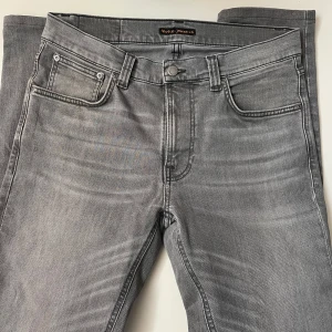 Nudie jeans  - Säljer dessa brutalt snygga nudie jeansen som är i bra skick. Nedsydda till size 32/34 i längd. De är 30 i midjan