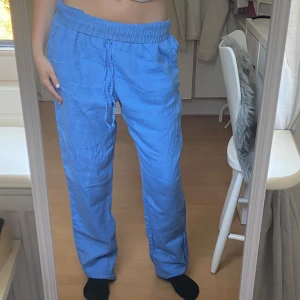 Linnebyxor - Blåa linnebyxor ifrån h&m i storlek S, i knappast använt skick💕