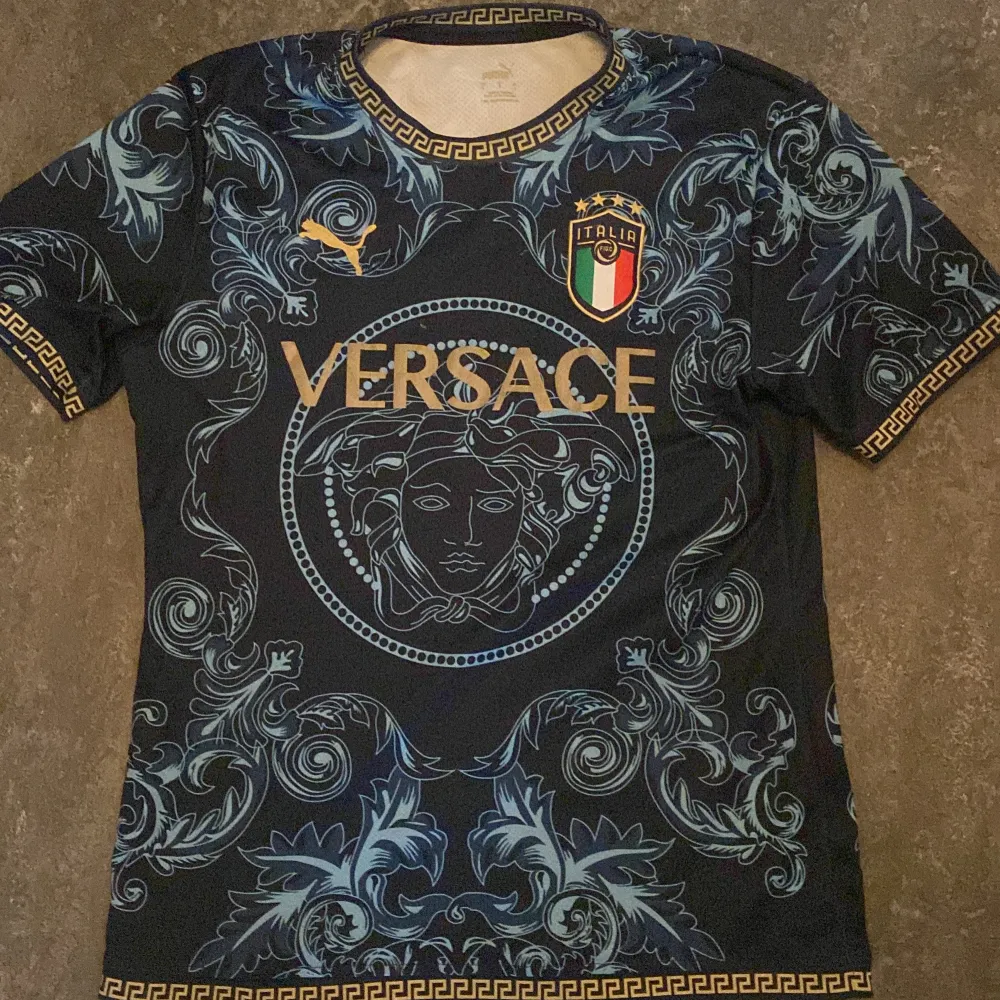 Hej! Säljer en Versace X Puma Italien fotbollströja i Storlek L passar även Medium skick 9/10 väldigt unik tröja då dessa tröjor är slutsålda!!! pris 250kr Möts i Västerås, Fraktar över hela Sverige (PostNord) hör av er för mer info /// MARES . Sportswear.