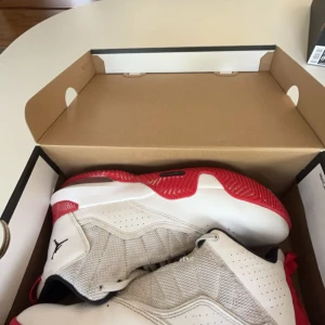 Jordan Stay Loyal  - Jordan stay loyal  Skick: 9/10 Nypris: 1500kr Mitt pris: 400kr  Size: 40 Eur (Uk 6) Säljer för passar ej längre  Hör av dig vid frågar eller prisförslag 😃 