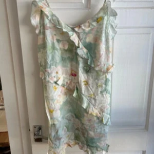 Klänning  - Jätte fin klänning från H&M köpt för lite mer en ett år sen. Säljer pga att den inte kommer till användning mer. (Lånade bilder)❤️