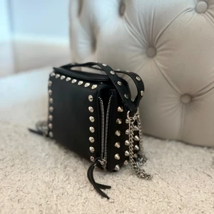 Nitväska - Jätte snygg nitvätska, helt slutsåld. Väldigt fint skick