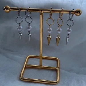 Örhängen  - Köp för 99kr/st eller 185kr paret.  Finns i både silver och guld. Modell 083