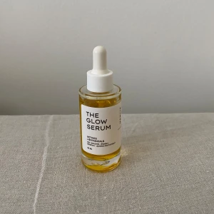 MANTLE The Glow Serum - Mantle the Glow serum - skin elevating radiance serum 30 ml. Vegansk, parabenfri, sulfatfri och näringsrikt serum. 