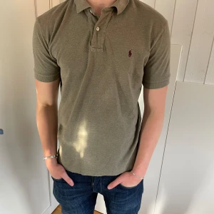 Ralph lauren pike  - Tja säljer den här asfeta raffe piken i en fett nice färg. Piken är i bra skick har själv inte märkt några defekter! Han på bilden är 185 och väger 84. kom pm vid intresse Elle frågor!