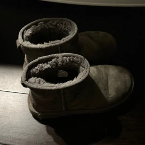 Uggs - Säljer mina ugg i färg grå 